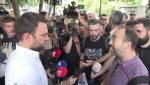 Διαμαρτυρία των εργαζομένων της «Αυγής» έξω από τα γραφεία του ΣΥΡΙΖΑ – Ο διάλογος με τον Στ. Κασσελάκη