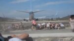 Σκιάθος: Συνεχίζουν την επικίνδυνη συνήθεια οι τουρίστες – Κάθονται πίσω από αεροπλάνο την ώρα που αυτό απογειώνεται
