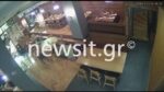 Θεσσαλονίκη: Η στιγμή που οδηγός μηχανής πέφτει σε βιτρίνα εστιατορίου