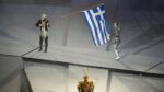 Η ελληνική σημαία και ο ελληνικός εθνικός ύμνος δίνουν το φως σε έναν κόσμο χωρίς Ολυμπιακούς Αγώνες (video)