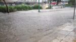 Θεσσαλία: Δρόμοι μετατράπηκαν σε ποτάμια – Μπαράζ κεραυνών & μηνυμάτων του 112