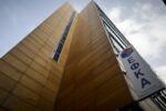 Καρέ-καρέ η σύλληψη της 49χρονης υπάλληλου του ΕΦΚΑ τη στιγμή του χρηματισμού