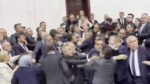 Τουρκία: Άγρια συμπλοκή με μπουνιές & κλωτσιές στην Εθνοσυνέλευση – Βουλευτές πιάστηκαν στα χέρια