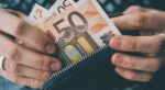 Κυβέρνηση: Ο κατώτατος μισθός στο επίκεντρο της συνεδρίασης του υπουργικού συμβουλίου