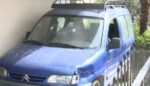 Θεσσαλονίκη: 50χρονος κατέστρεψε με τσεκούρι Ι.Χ. γειτόνων του – Πίστευε ότι τον παρακολουθούν