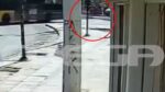 Νέα Φιλαδέλφεια: Η στιγμή που η κολόνα στήριξης καλωδίων ρεύματος χτύπησε την 14χρονη