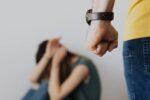 Νίκαια: 36χρονος βίασε τη γυναίκα του και έριξε μπουνιά στην κόρη του