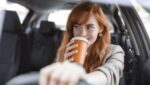 Είναι καλό να πίνουμε καφέ όσο οδηγούμε; Τι απαντάει η επιστήμη