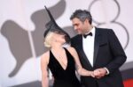 Lady Gaga: Η εντυπωσιακή εμφάνισή της στο κόκκινο χαλί με τον Πολάνσκι