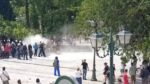 Σύνταγμα: Ένταση σε συγκέντρωση που είχε απαγορευτεί – Δεκάδες προσαγωγές