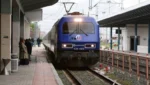 Απίστευτο περιστατικό στη Λιβαδειά: Οι πόρτες του τρένου έκλεισαν και έσερναν επιβάτιδα στο τσιμέντο (video)