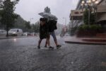 Κακοκαιρία «Atena»: Καταιγίδα λίγων λεπτών μετέτρεψε σε ποτάμια δρόμους και πεζοδρόμια