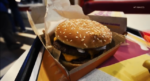 McDonald’s: Ένας νεκρός και δεκάδες άρρωστοι από burger της γνωστής αλυσίδας