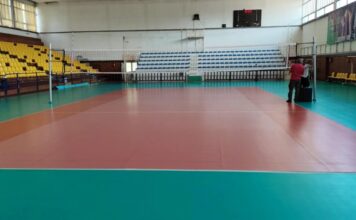 Τοποθετήθηκε το τάραφλεξ στο κλειστό γυμναστήριο Μίκρας