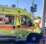 Λεωφόρος Αθηνών: Μηχανή συγκρούστηκε με ασθενοφόρο που πέρασε με κόκκινο-Νεκρός ο μοτοσικλετιστής