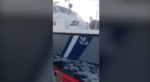 Βίντεο δείχνει το Λιμενικό να κάνει απότομους ελιγμούς γύρω από βάρκα προσφύγων