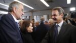 Η χειραψία Σαμαρά – Μητσοτάκη στην εκδήλωση του ιδρύματος «Κωνσταντίνος Καραμανλής»