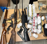 Όπλα, λαθραία τσιγάρα και περισσότερα από 20.000 ευρώ εντοπίστηκαν σε κατάστημα στην Πάτρα!!