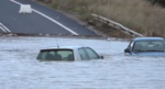 Σχηματάρι: Οδηγοί εγκλωβίστηκαν με τα οχήματά τους κάτω από τόνους νερού – Πέντε οχήματα παραμένουν εγκλωβισμένα