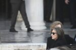 Κώστας Σημίτης: Συγκινημένη σε όλη τη νεκρώσιμη ακολουθία η σύζυγός του, Δάφνη