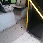 Ανήλικοι πέταξαν πέτρες σε λεωφορείο στο Πέραμα – Τραυματίστηκε επιβάτης