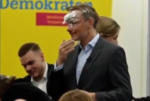 Γερμανία: Πέταξαν τούρτα στον ηγέτη του FDP, Κρίστιαν Λίντνερ σε προεκλογική συγκέντρωση