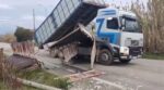 Φορτηγό γκρέμισε πεζογέφυρα στην εθνική οδό Αγρινίου – Ιωαννίνων