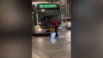 Αθήνα: Γυναίκα χτυπούσε λεωφορείο & έβριζε επειδή δεν μπήκε μέσα