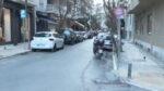 Κολωνάκι: Απροσπέλαστοι οι μικροί δρόμοι από τα σταθμευμένα αυτοκίνητα και στις δύο πλευρές