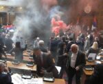 Σερβία: Δακρυγόνα και καπνογόνα μέσα στη Βουλή – Τραυματίστηκαν βουλευτές