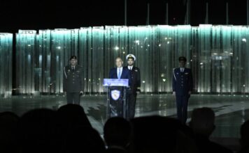 Αποκαλυπτήρια για το εντυπωσιακό μνημείο στο υπουργείο Εθνικής Άμυνας