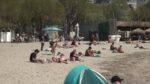 Στις παραλίες λόγω των υψηλών θερμοκρασιών – Πώς θα εξελιχθεί ο καιρός