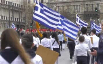25η Μαρτίου: Πλήθος κόσμου στη μαθητική παρέλαση στην Αθήνα