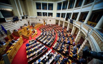 Σφοδρή κόντρα κυβέρνησης – αντιπολίτευσης πυροδοτούν τα νέα μέτρα που εξήγγειλε ο πρωθυπουργός