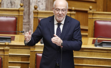 «Φρένο» Φλωρίδη στα ομόφυλα ζευγάρια ανδρών – Δεν θα μπορούν να αποκτούν παιδί με παρένθετη μητέρα