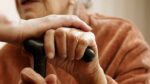 Αίγιο: Οικιακή βοηθός κατηγορείται ότι απέσπασε από ηλικιωμένη 30.000 ευρώ – Αναζητείται από τις Αρχές