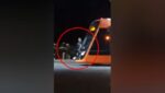 Νεαροί κάνουν βόλτα στην παραλιακή κρεμασμένοι στο τραμ στον βωμό των… likes