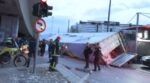 Νταλίκα έπεσε από την γέφυρα της Πέτρου Ράλλη – Από θαύμα δεν περνούσε ΙΧ ή πεζός