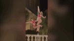 Κέρκυρα: ‘Εντονες αντιδράσεις για το pole dancing ημίγυμνων γυναικών έξω από τα Παλαιά Ανάκτορα