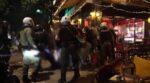 Εξάρχεια: «Έρχεται η Αστυνομία & μας διαλύει το κατάστημα» – Τι λέει ο επιχειρηματίας στου οποίου το μαγαζί εισέβαλε η ΕΛ.ΑΣ.