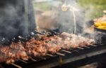 Η κυβέρνηση διαψεύδει τα πανηγύρια με… catering – Τι απαντά για το «μπλόκο» στις ψησταριές