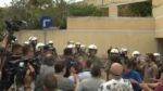 Ταξί: «Μάχη» των ΜΑΤ με τους επαγγελματίες οδηγούς έξω από το υπουργείο Μεταφορών