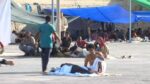 Κρήτη: Εκατοντάδες μετανάστες στοιβάζονται στα λιμάνια κάτω από τον καυτό ήλιο