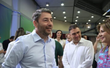 Χαμόγελα στο ΠΑΣΟΚ για τη Νεολαία του κόμματος – Νέα επίθεση Ανδρουλάκη κατά Μητσοτάκη για τον ΟΠΕΚΕΠΕ