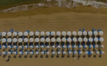 Έλεγχοι σε παραλίες για beach bar & ξαπλώστρες