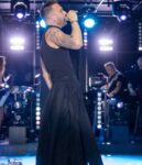 Βασίλης Λογοθέτης: Ο τραγουδιστής με την χαρακτηριστική «φούστα» που ξεσηκώνει τον Βόλο