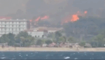 Τουρκία: Η πύρινη λαίλαπα καίει τα Δαρδανέλλια – Κάτοικοι και τουρίστες εκκένωσαν με βάρκες