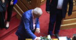 Απόστολος Βεσυρόπουλος: Λουλούδια και ενός λεπτού σιγή στη Βουλή για τον αδικοχαμένο βουλευτή της ΝΔ