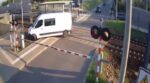 Πολωνία: Φορτηγό εγκλωβίστηκε ανάμεσα σε μπάρες ασφαλείας και παρασύρθηκε από τρένο – Βίντεο ντοκουμέντο