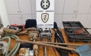 Φωκίδα: Έσκαβαν στο χωράφι τους για αρχαία και βρέθηκαν με χειροπέδες στο τμήμα (φωτο)